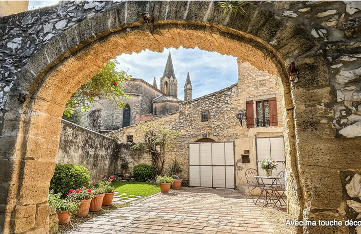 Secteur Pont du Gard   Charme et potentiel au cœur d’un village paisible — photo 3
