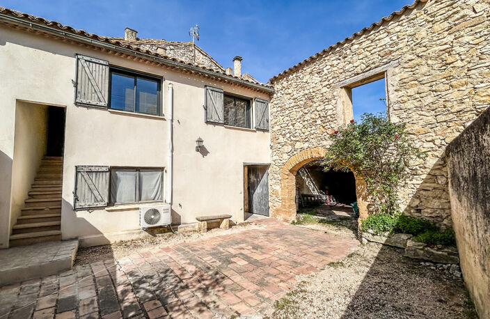Secteur Pont du Gard   Charme et potentiel au cœur d’un village paisible — photo 4