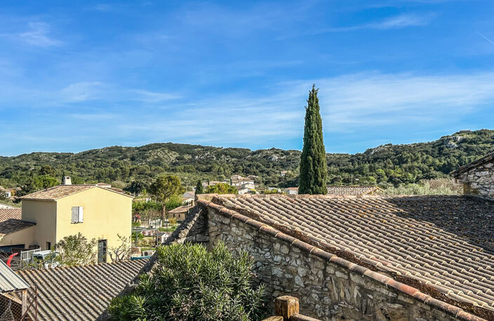 Secteur Pont du Gard   Charme et potentiel au cœur d’un village paisible — photo 5