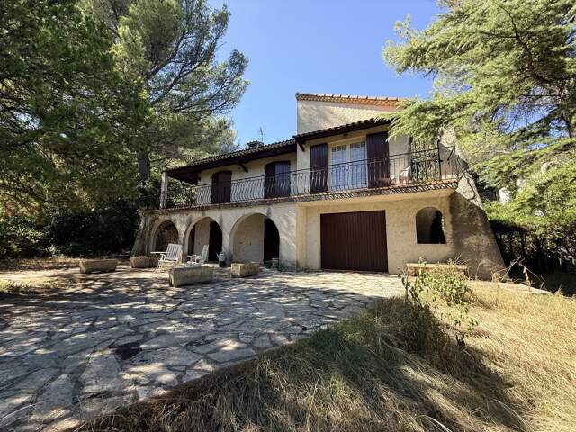 Nîmes, secteur bas du quartier de la Cigale, villa avec vue de 216m2, 5 chs sur parcelle 1000m2 — photo du bien