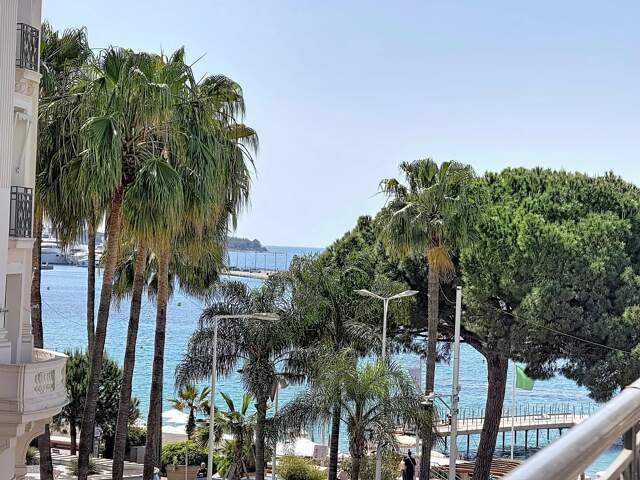 CANNES - ARRIERE CROISETTE - VUE LATERALE MER — photo du bien