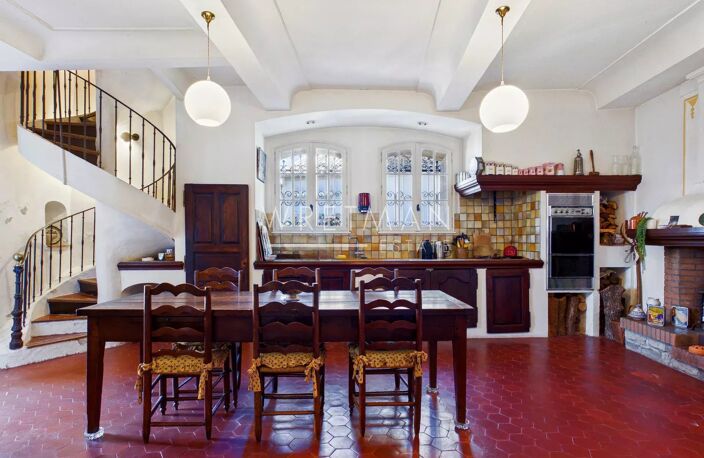 Maison de caractère aux volumes rares avec terrasse - Roquebrune — photo 2