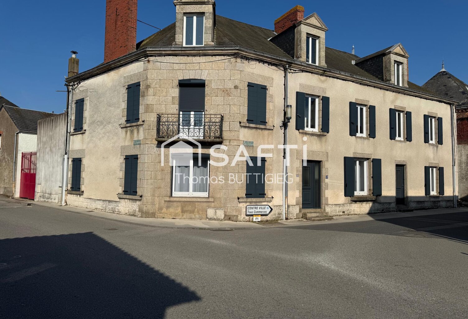 Maison bourgeoise en centre bourg avec dépendances. — photo 1