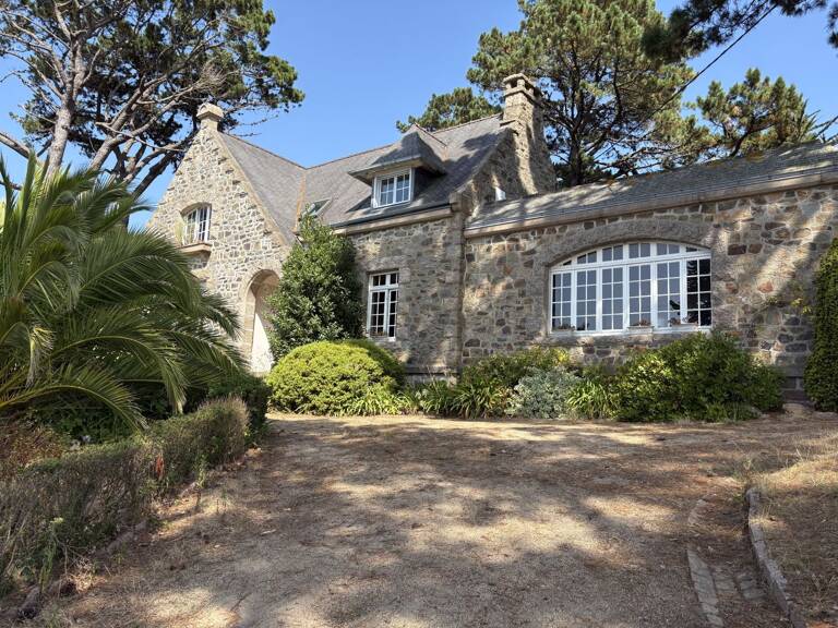 Villa — photo 1