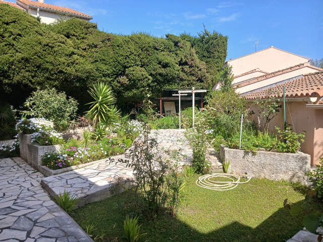 LA GARDE - Maison 6 pièces avec double garage et dépendances — photo du bien