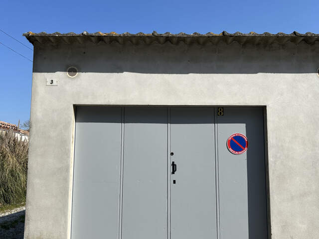 Garage d' environ 19 m2 avec place de parking privée en plei — photo du bien