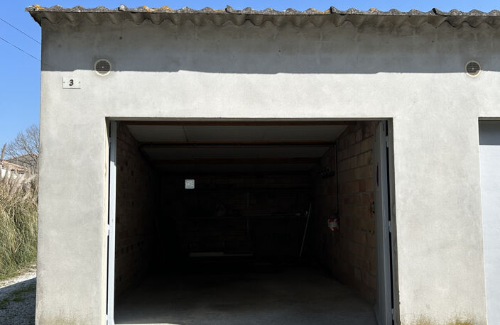 Garage d' environ 19 m2 avec place de parking privée en plei — photo 2