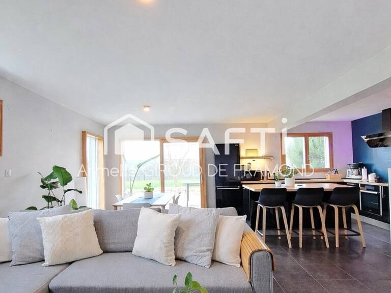 Située à Kembs (68680), cette maison, semi-mitoyenne de 125 m2, 6 pièces, 4 chambres, sur 437 m2 de terrain clôturé, belle terrasse et jardin avec vue dégagée. — photo 1