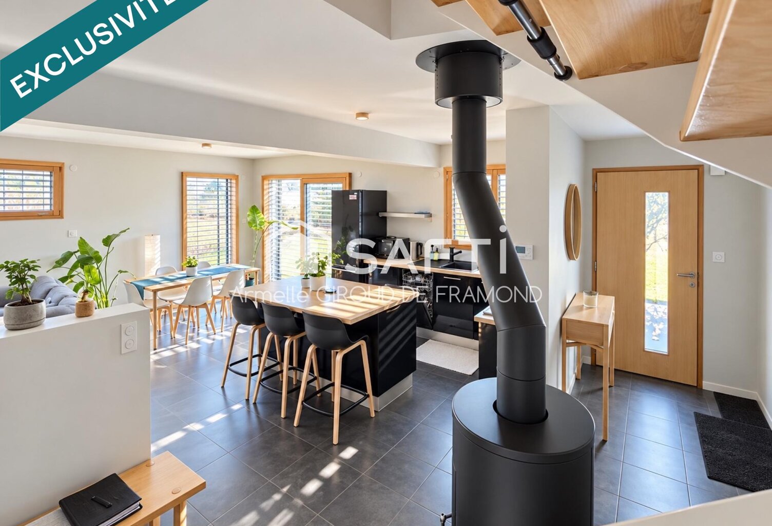 Située à Kembs (68680), cette maison, semi-mitoyenne de 125 m2, 6 pièces, 4 chambres, sur 437 m2 de terrain clôturé, belle terrasse et jardin avec vue dégagée. — photo 1