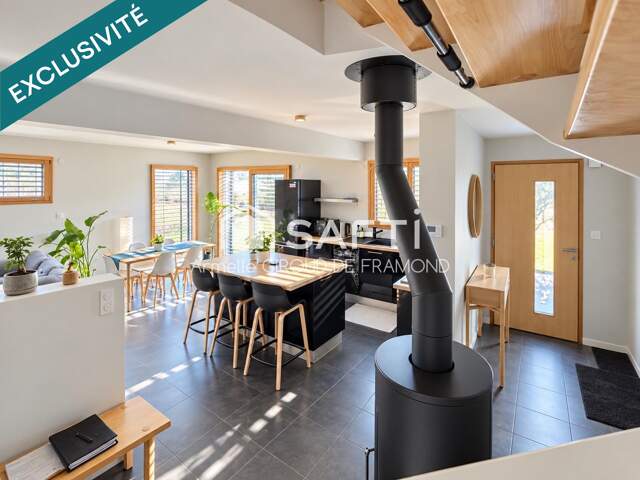 Située à Kembs (68680), cette maison, semi-mitoyenne de 125 m2, 6 pièces, 4 chambres, sur 437 m2 de terrain clôturé, belle terrasse et jardin avec vue dégagée. — photo du bien