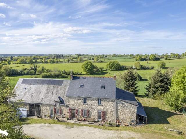 Maison en pierre de 9 pièces principales — photo du bien