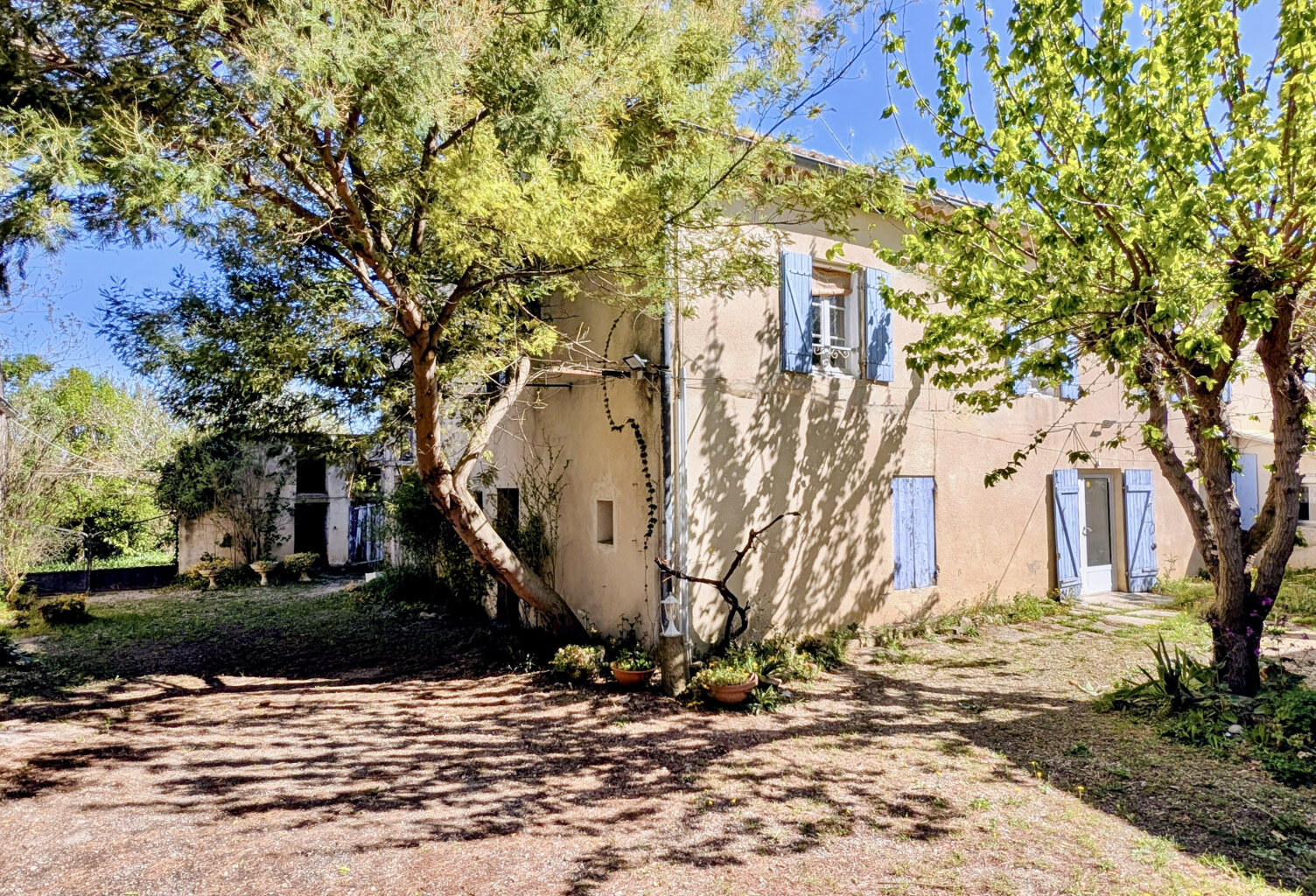 Mas de caractère à réinventer. Charme et fort potentiel à 12 minutes d'Uzès. — photo 1