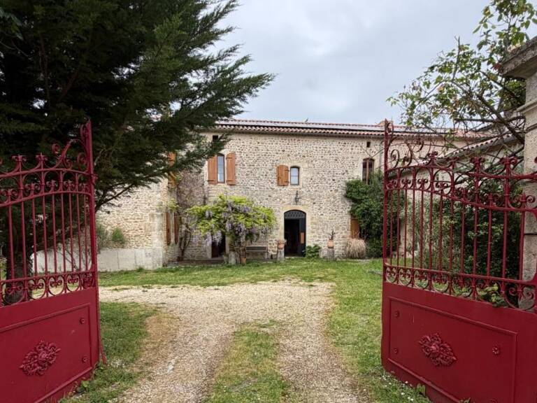 La Tâche. Propriété de 361 m² sur une parcelle de 2 ha — photo 1