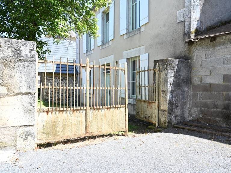 Maison en pierre avec garage située dans le village de Sarrazac — photo 1