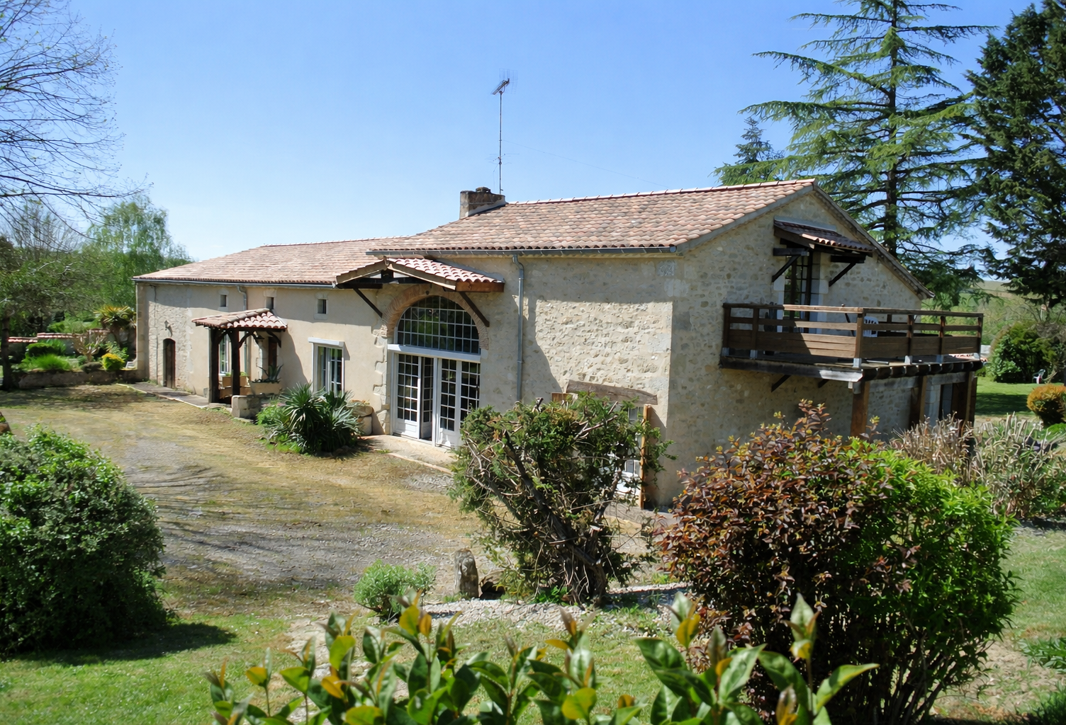 Bel ensemble immobilier avec 3 logements et deux piscines — photo 1
