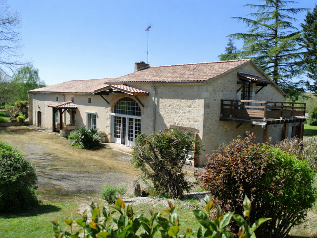 Bel ensemble immobilier avec 3 logements et deux piscines — photo du bien