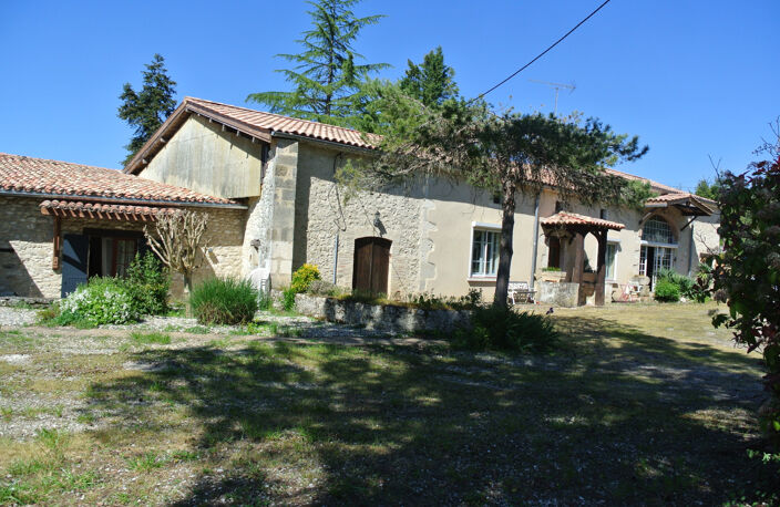 Bel ensemble immobilier avec 3 logements et deux piscines — photo 2