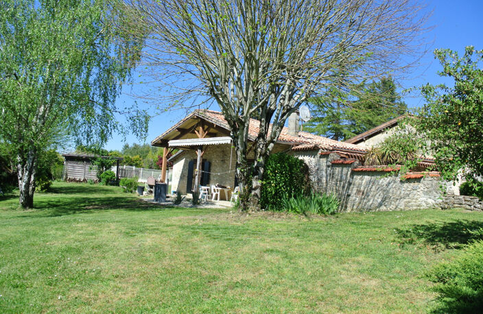 Bel ensemble immobilier avec 3 logements et deux piscines — photo 3