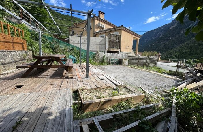 Maison mitoyenne + studio indépendant : 104 m2 au total + Garage fermée - CLANS (06) — photo 2