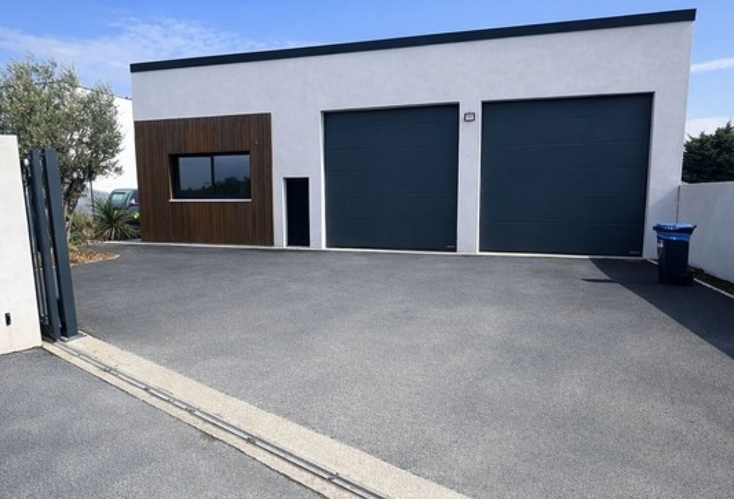Local d’activité à louer avec parking clos – Saint vivien, La Rochelle (17) — photo 1