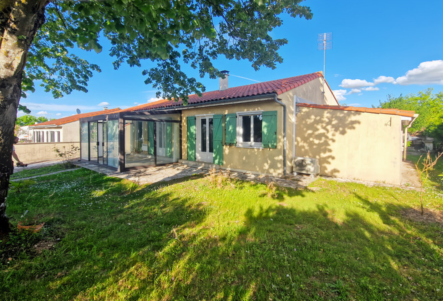 Maison à vendre 5 pièces proche de SAINT JEAN D'ANGELY (17)- 108 m² habitables- jardin- garage- piscine — photo 1