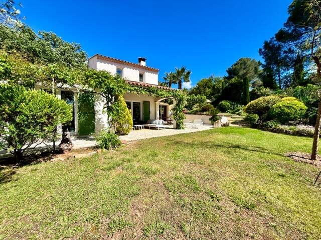 Dpt Var (83), à vendre FREJUS Tour de mare, maison P6 de 156 m² - Terrain de 1790 m² — photo du bien