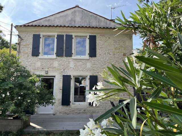 Maison en pierre de 9 pièces principales — photo du bien