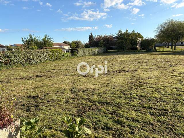 Terrain constructible à vendre à SAINT-JUST-LUZAC — photo du bien