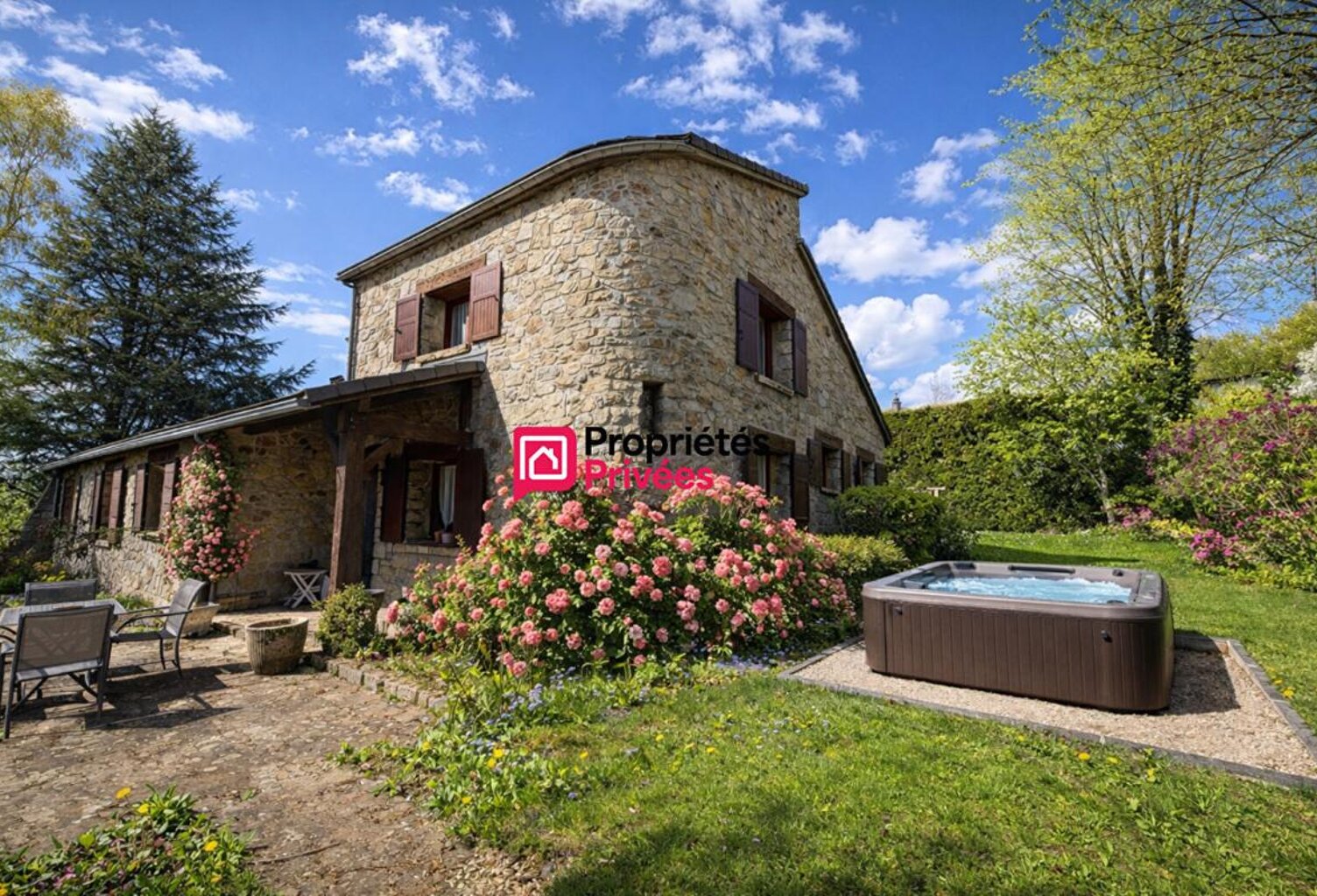 Maison T6 de caractère en pierre  proche  de Manzat 63410 de 164m² . Terrain 3040m² à vendre — photo 1