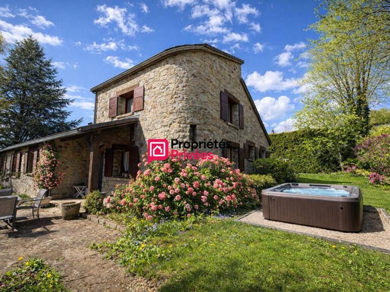 Maison T6 de caractère en pierre  proche  de Manzat 63410 de 164m² . Terrain 3040m² à vendre — photo 1