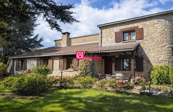 Maison T6 de caractère en pierre  proche  de Manzat 63410 de 164m² . Terrain 3040m² à vendre — photo 2