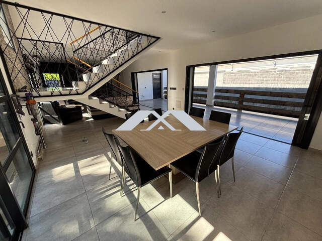VILLA F8 CONTEMPORAINE DE STANDING BASSIN PLAT — photo du bien