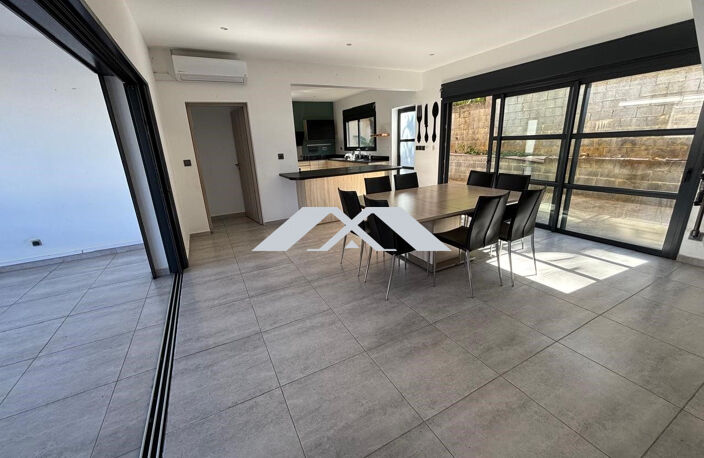 VILLA F8 CONTEMPORAINE DE STANDING BASSIN PLAT — photo 4