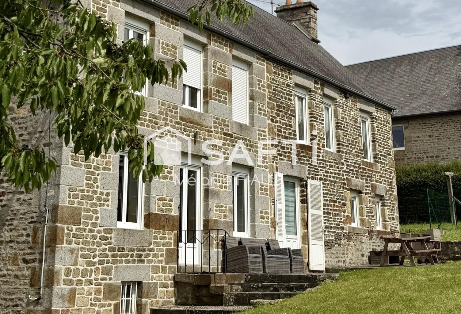 Maison d'une superficie de 148 m², avec dépendance. — photo 1