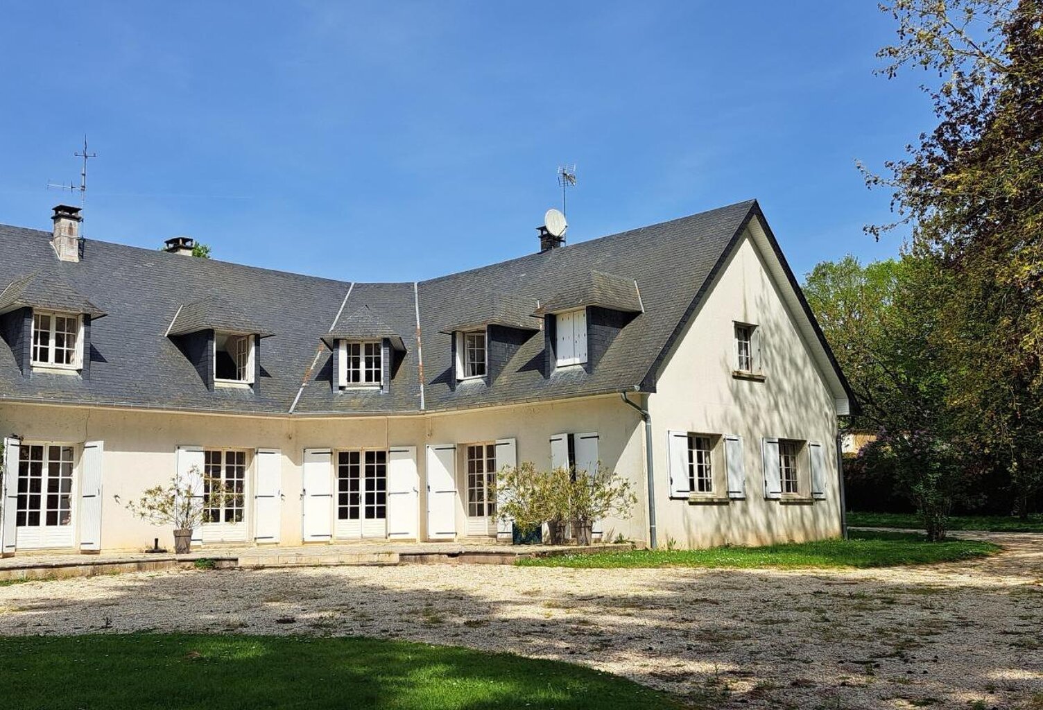 Spacieuse maison de 365 m² avec 8 chambres sur terrain de 23000m² avec pré et box attenant. — photo 1