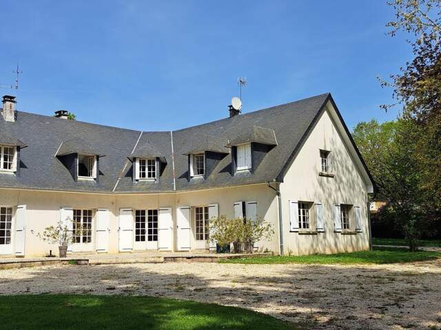 Spacieuse maison de 365 m² avec 8 chambres sur terrain de 23000m² avec pré et box attenant. — photo du bien