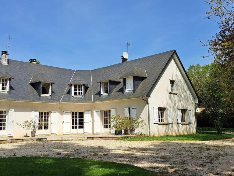 Spacieuse maison de 365 m² avec 8 chambres sur terrain de 23000m² avec pré et box attenant. — photo 1