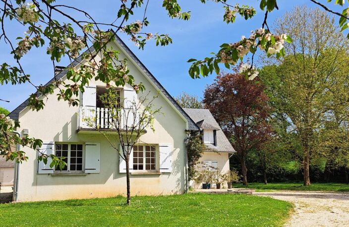 Spacieuse maison de 365 m² avec 8 chambres sur terrain de 23000m² avec pré et box attenant. — photo 2
