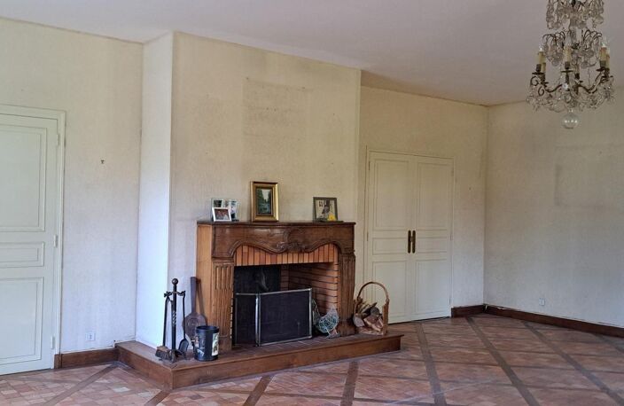 Spacieuse maison de 365 m² avec 8 chambres sur terrain de 23000m² avec pré et box attenant. — photo 4