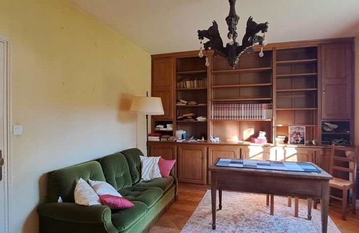 Spacieuse maison de 365 m² avec 8 chambres sur terrain de 23000m² avec pré et box attenant. — photo 5
