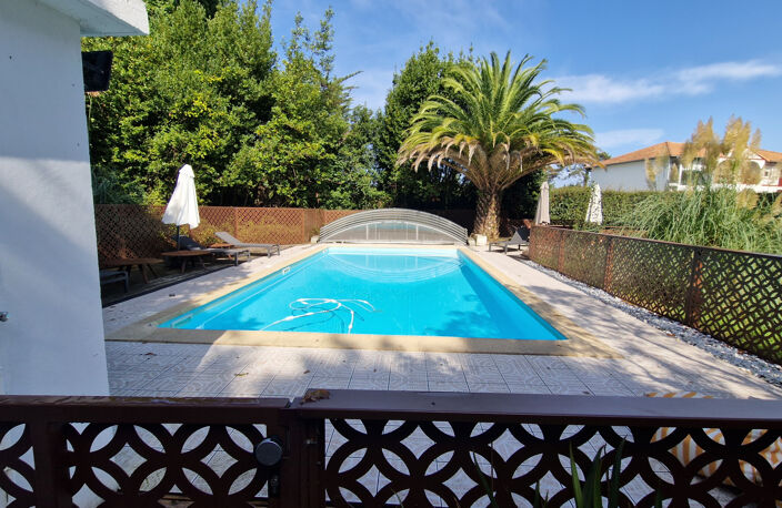 Saint-Jean-de-Luz-dans une villa néo-basque   investissement — photo 2
