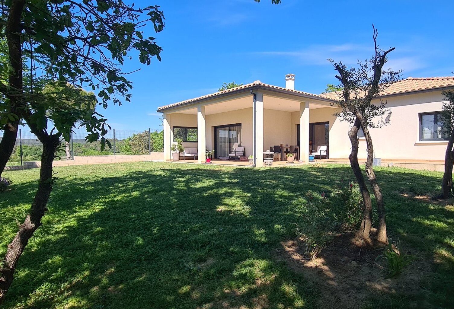Villa — photo 1