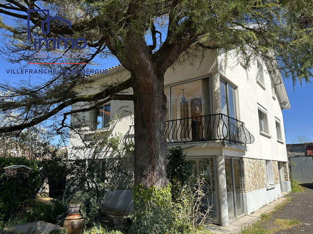 Proche du centre-ville à pied, maison de 186 m², possibilité de 3 appartements, 5 chambres et grand garage sur 828 m² de terrain clos et plat — photo du bien