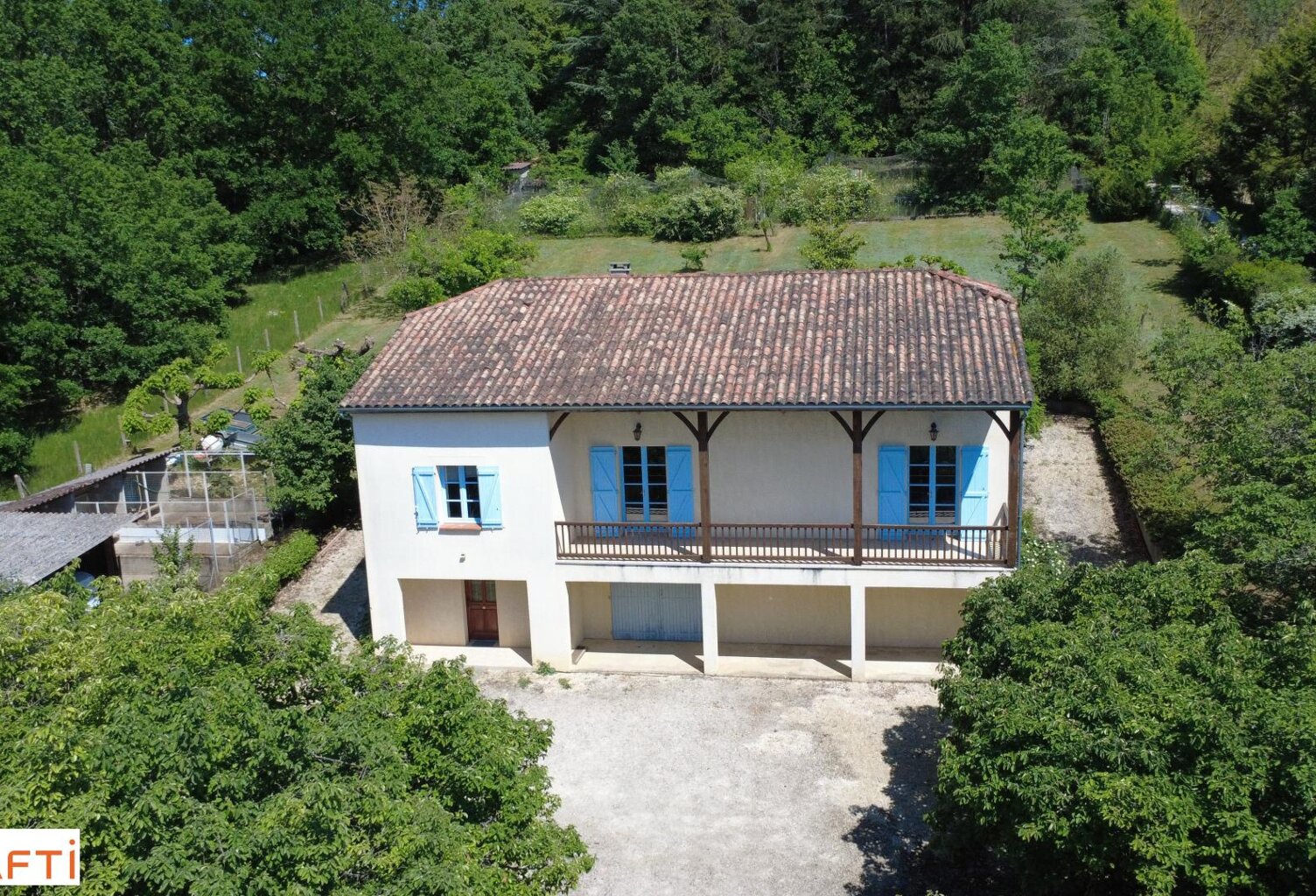 Grande maison familiale 194 m2 avec abri camping car et grands garages — photo 1