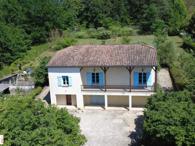 Grande maison familiale 194 m2 avec abri camping car et grands garages — photo du bien