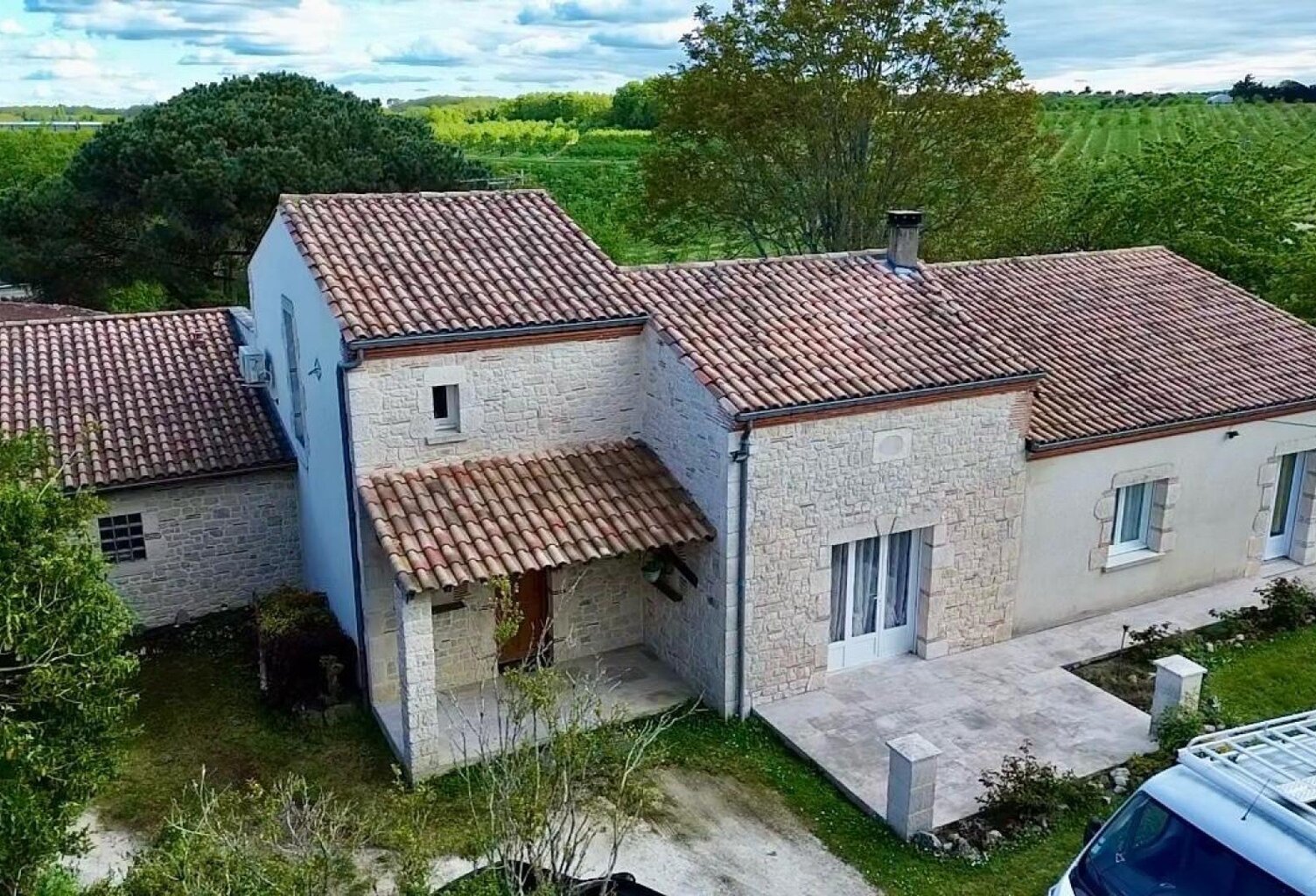 Ensemble immobilier idéalement situé entre Villeneuve-sur-Lot et Agen de nombreuses dépendances sur une parcelle  de 2454m2 — photo 1