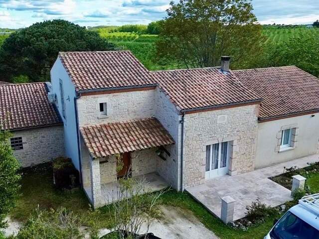 Ensemble immobilier idéalement situé entre Villeneuve-sur-Lot et Agen de nombreuses dépendances sur une parcelle  de 2454m2 — photo du bien