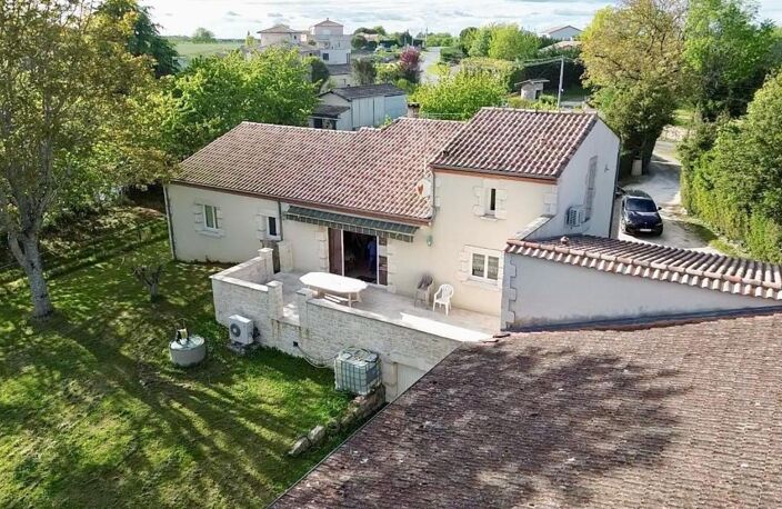 Ensemble immobilier idéalement situé entre Villeneuve-sur-Lot et Agen de nombreuses dépendances sur une parcelle  de 2454m2 — photo 2