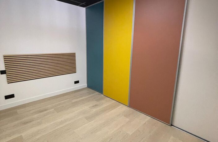 GRUISSAN 11430 LOCAL COMMERCIAL NEUF 2 PIECES CLIMATISATION PARKINGS — photo 4