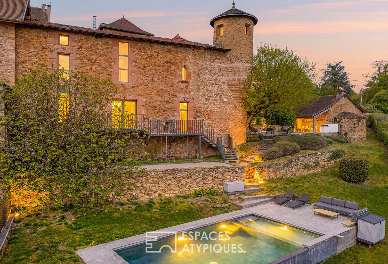 Ancienne bâtisse du Château Rouge rénovée — photo 1